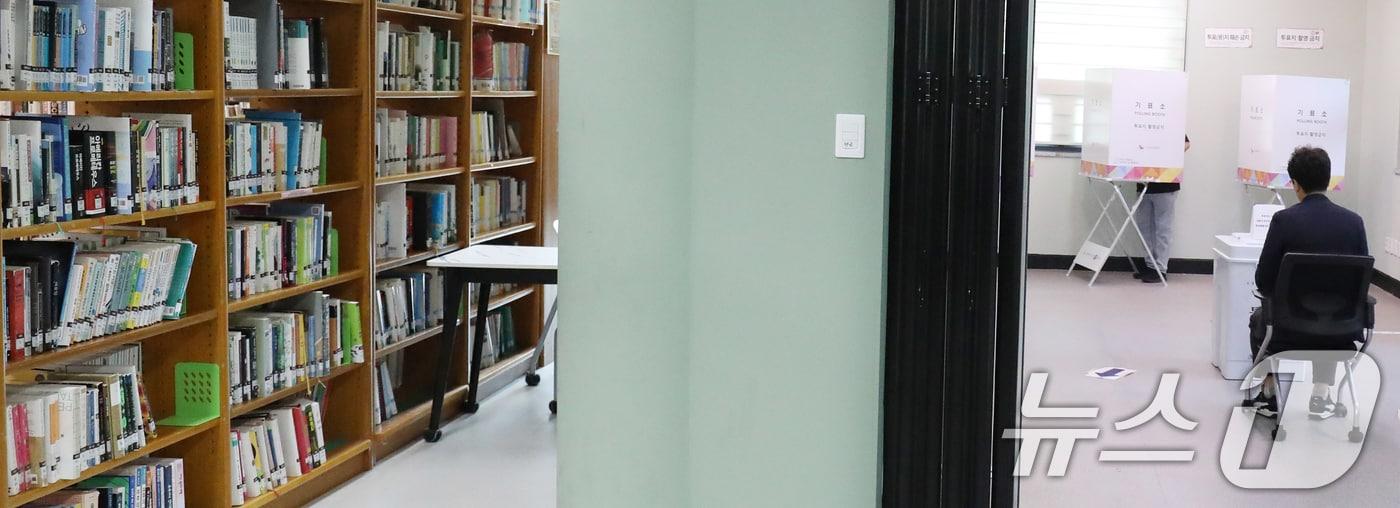 제21대 대통령 선거일인 3일 전북 전주시 신흥고등학교 도서관에 마련된 중화산1동 제2표소를 찾은 한 유권자가 투표를 하고 있다. 2025.6.3/뉴스1 ⓒ News1 유경석 기자