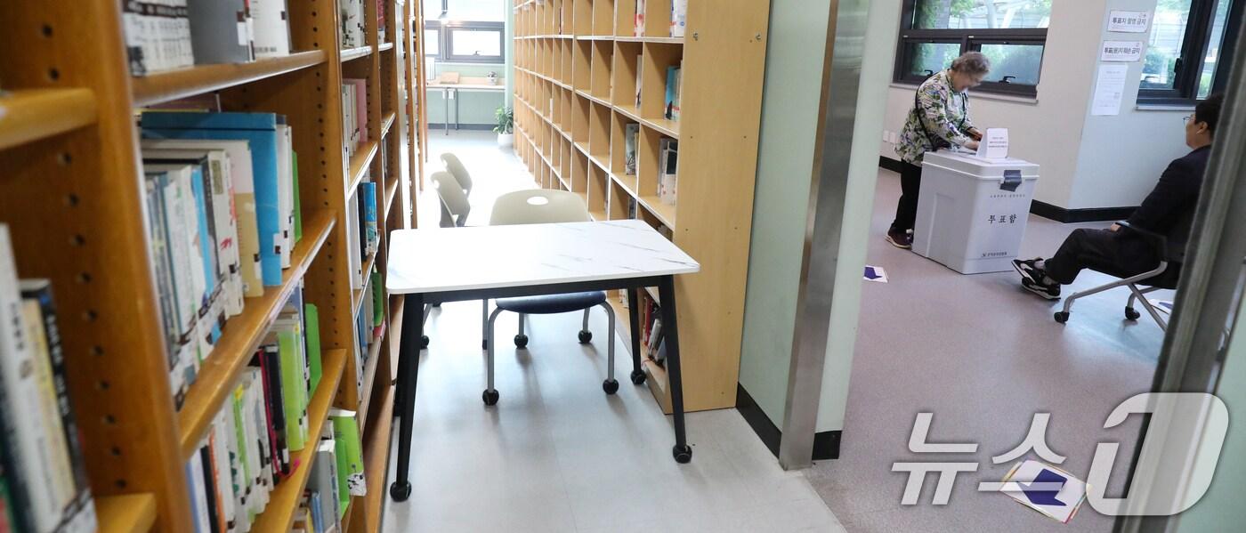 제21대 대통령 선거일인 3일 전북 전주시 신흥고등학교 도서관에 마련된 중화산1동 제2표소를 찾은 한 유권자가 투표를 하고 있다. 2025.6.3/뉴스1 ⓒ News1 유경석 기자