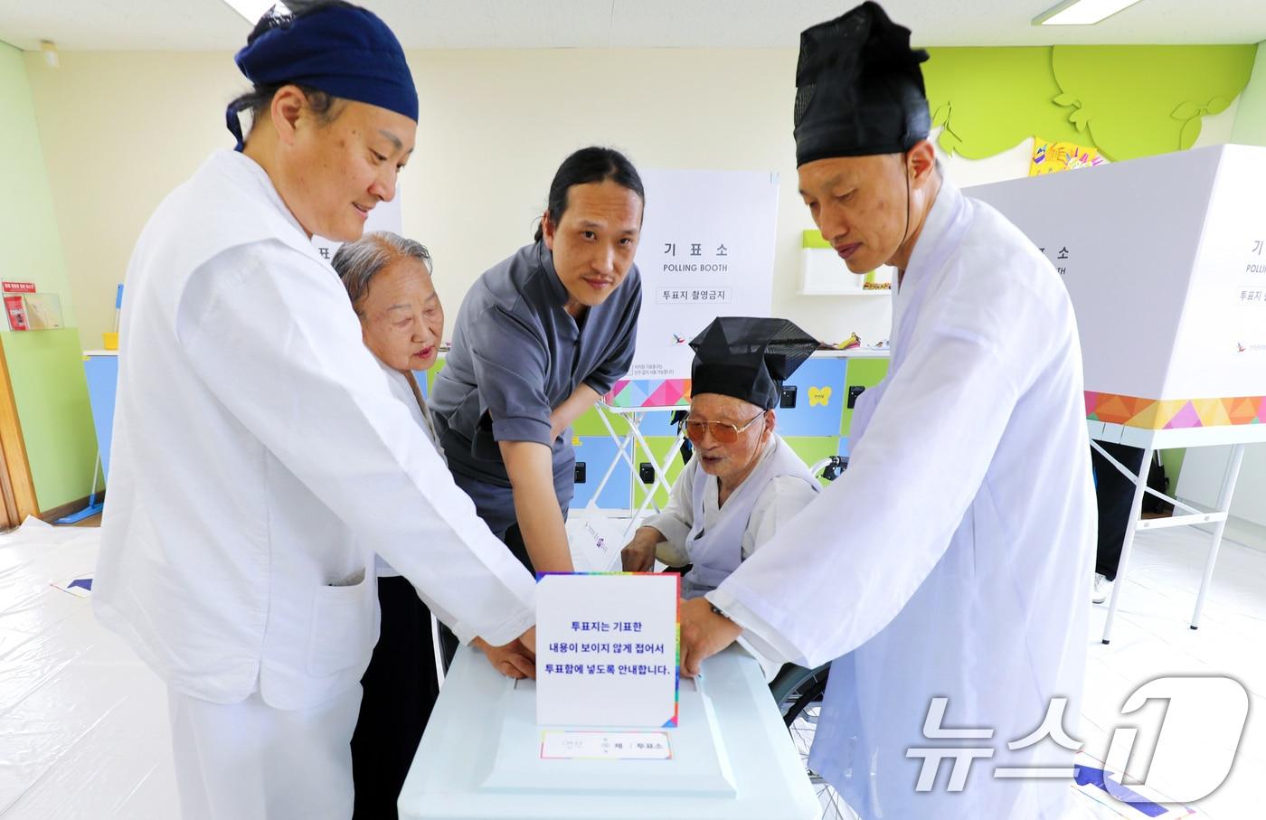 제21대 대통령 선거일인 3일 오전 충남 논산 연산초등학교에 마련된 연산 제1투표소에서 양지서당 유복엽 큰 훈장이 가족과 함께 투표하고 있다. 2025.6.3/뉴스1 ⓒ News1 김기태 기자