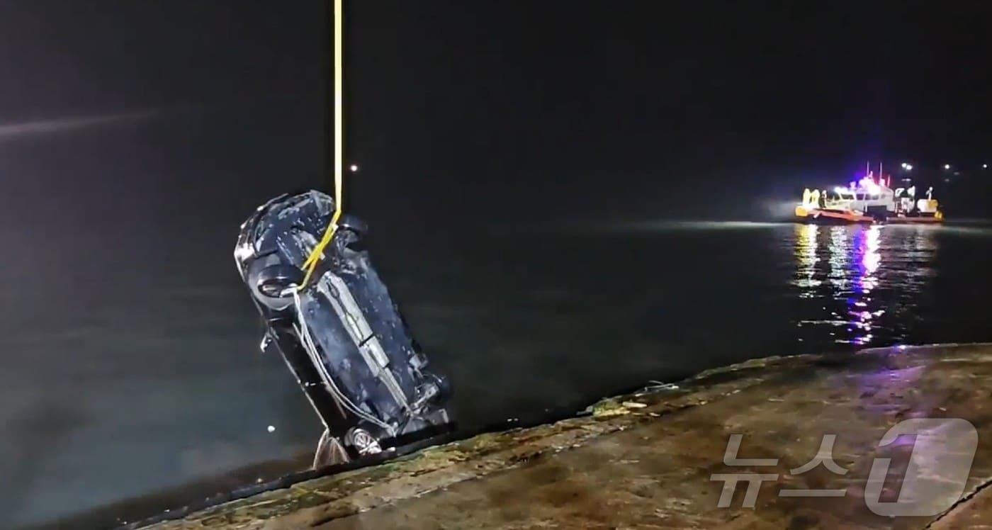 목포해경이 2일 진도군 진도항에서 일가족 4명이 탑승한 차량을 인양하고 있다.&#40;목포해경 제공. 재판매 및 DB 금지&#41; 2025.6.3/뉴스1 ⓒ News1 박지현 기자