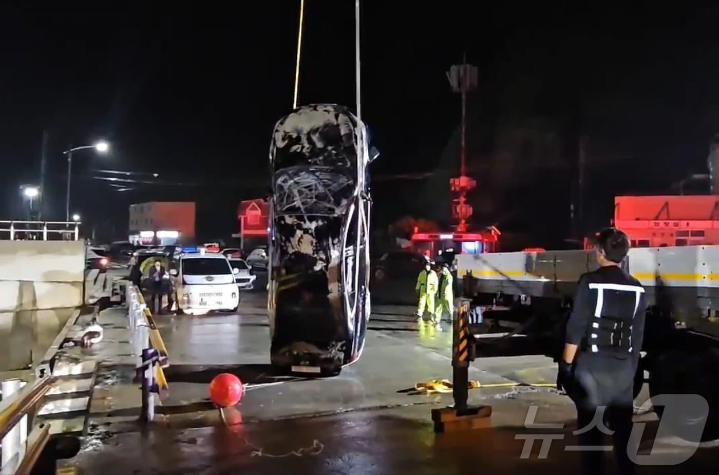 목포해경이 지난 2일 진도군 진도항에서 일가족 4명이 탑승했던 차량을 인양하고 있다.&#40;목포해경 제공. 재판매 및 DB 금지&#41; 2025.6.3/뉴스1 