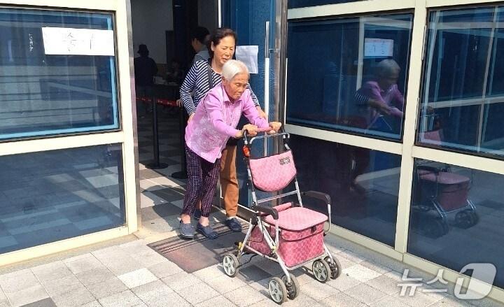 본문 이미지 - 3일 오전 충북 옥천군의 최고령 유권자 이용금 할머니(121)가 청산면 다목적회관을 찾아 투표하고 귀가하고 있다. (독자 제공) /뉴스1 