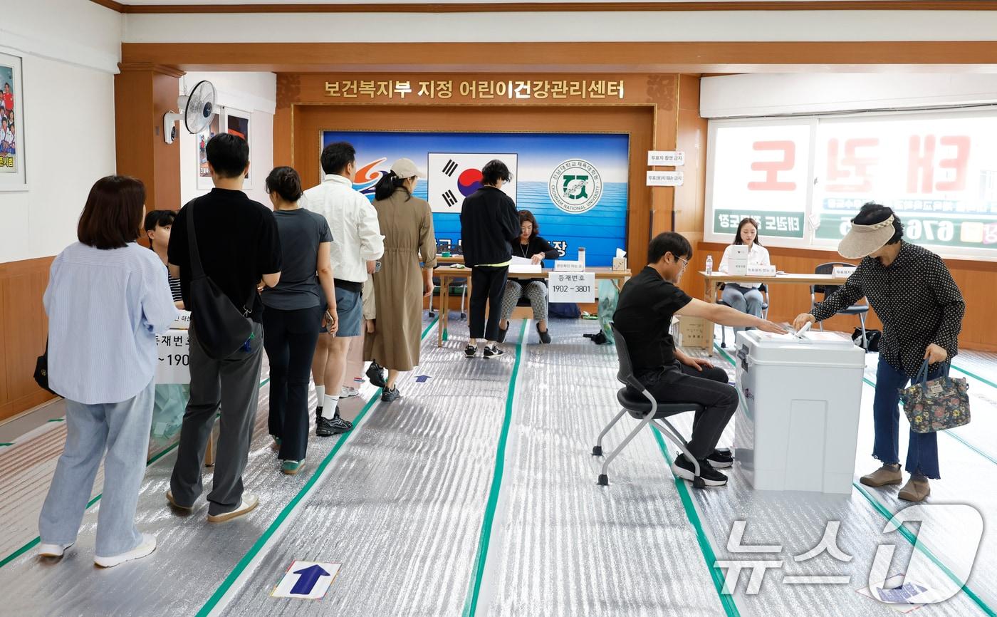 제21대 대통령선거 본투표날인 3일 오전 광주 남구 진월동 제5투표소인 백두태권도 체육관에서 유권자들이 투표를 하고 있다. 2025.6.3/뉴스1 ⓒ News1 김태성 기자