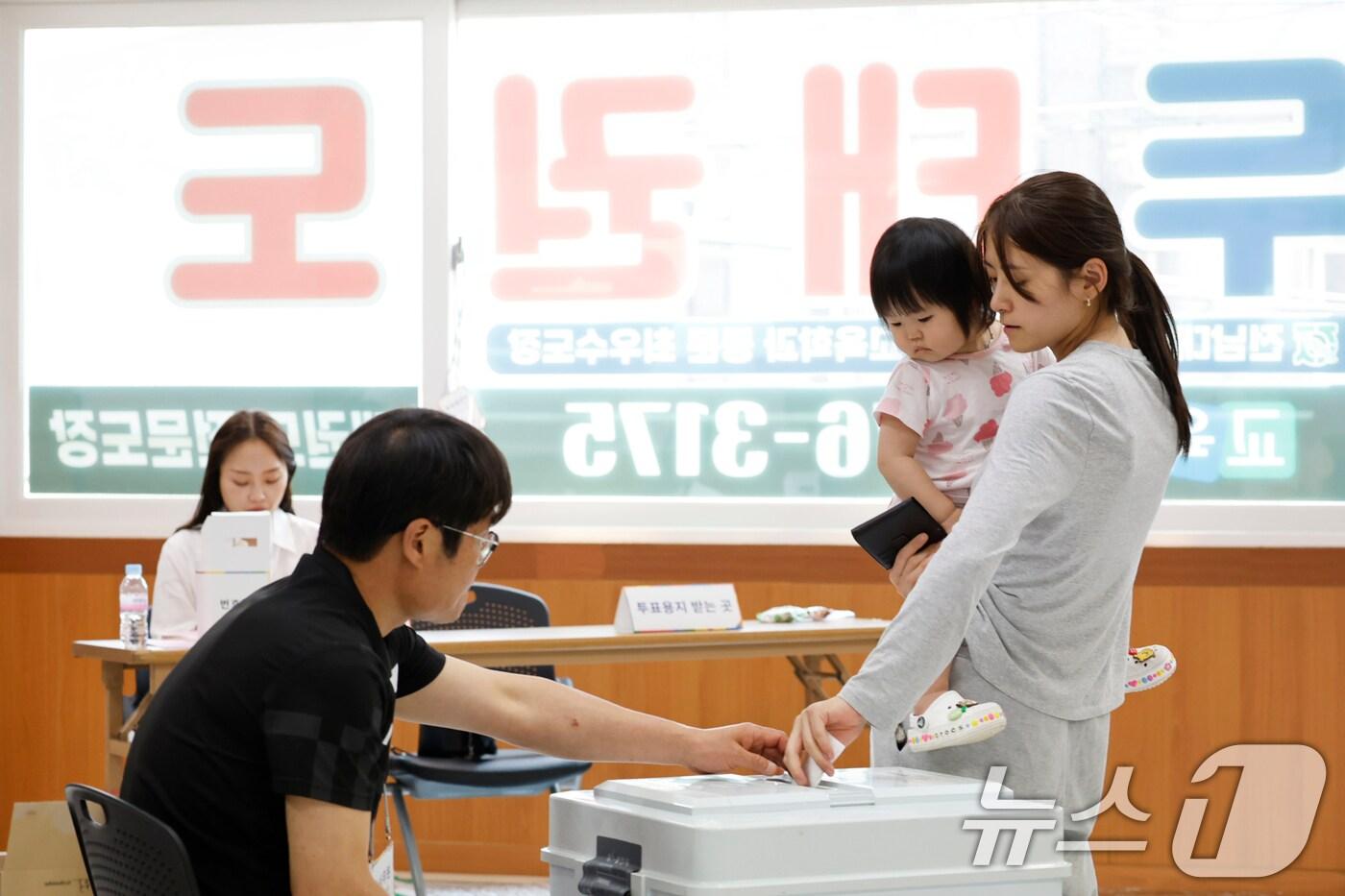 제21대 대통령선거 본투표날인 3일 오전 광주 남구 진월동 제5투표소인 백두태권도 체육관에서 유권자들이 투표를 하고 있다. 2025.6.3/뉴스1 ⓒ News1 김태성 기자