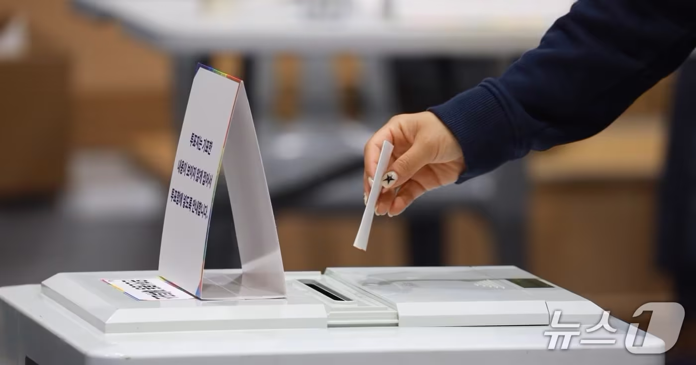 3일 오전 충북 청주시 흥덕구 대성중학교에 마련된 투표소에서 시민들이 소중한 한 표를 행사하고 있다. 2025.6.3/뉴스1 ⓒ News1 김용빈 기자 