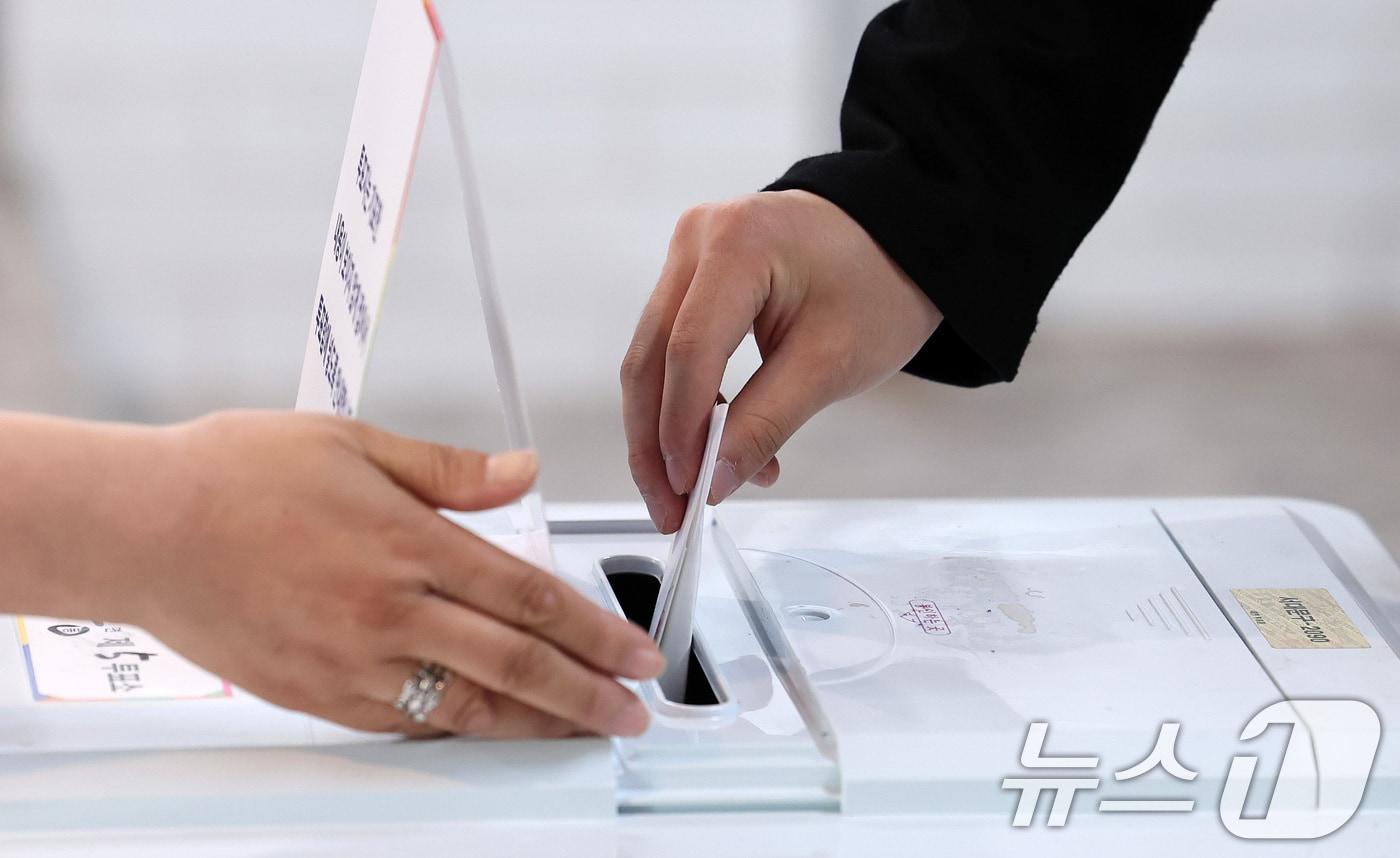 제21대 대통령 선거일인 3일 서울 서대문구 고래한입피자에 마련된 북가좌제2동 제5투표소를 찾은 유권자들이 투표하고 있다. 2025.6.3/뉴스1 ⓒ News1 김성진 기자