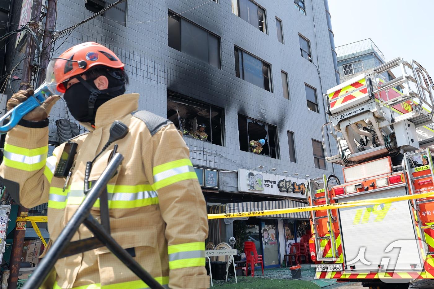 3일 서울 중구 신당동 봉제공장에서 화재가 발생, 출동한 소방 대원들이 깨진 유리창과 창틀을 정리하고 있다. 1명이 사망하고 4명이 다친 이날 화재에 소방당국은 목격자 진술을 토대로 방화 가능성에 무게를 두고 있다. 2025.6.3/뉴스1 ⓒ News1 박정호 기자