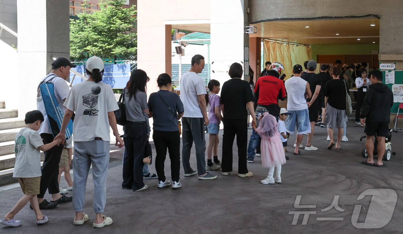 제21대 대통령 선거 투표일인 3일 서울 강북구 삼각산초등학교에 마련된 투표소에서 유권자가 투표를 하기 위해 줄을 서 있다. 2025.6.3/뉴스1 ⓒ News1 허경 기자