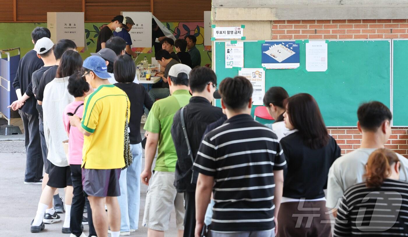 제21대 대통령 선거 투표일인 3일 서울 강북구 삼각산초등학교에 마련된 투표소에서 유권자가 투표를 하기 위해 투표를 하기 위해 줄을 서 있다. 2025.6.3/뉴스1 ⓒ News1 허경 기자