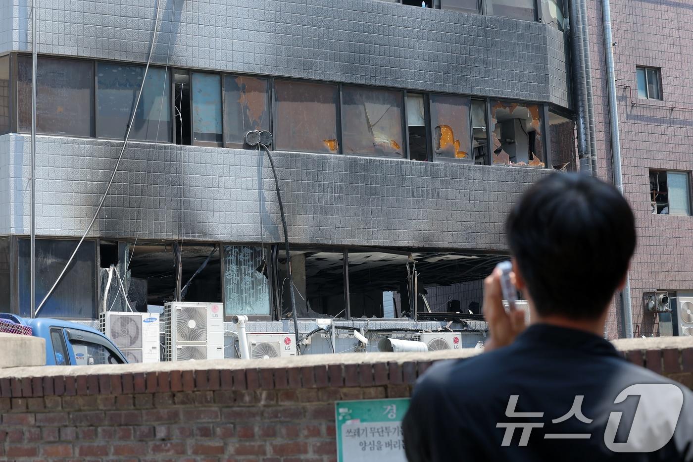 3일 서울 중구 신당동 봉제공장에서 화재가 발생, 지역 주민이 검게 그을은 건물을 걱정스럽게 바라보고 있다. 1명이 사망하고 4명이 다친 이날 화재에 소방당국은 목격자 진술을 토대로 방화 가능성에 무게를 두고 있다. 2025.6.3/뉴스1 ⓒ News1 박정호 기자