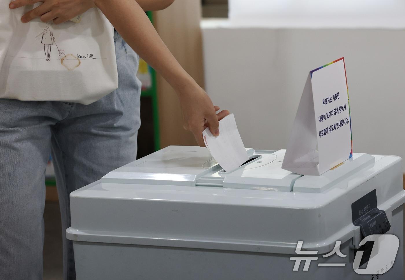 제21대 대통령 선거일인 3일 경기 화성시 서동탄역파크자이아파트 작은도서관에 마련된 진안동제8투표소에서 유권자들이 투표를 하고 있다. 2025.6.3/뉴스1 ⓒ News1 김영운 기자