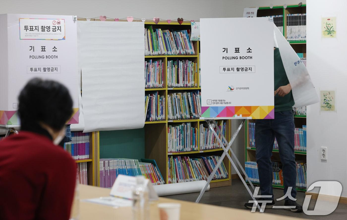 제21대 대통령 선거일인 3일 경기 화성시 서동탄역파크자이아파트 작은도서관에 마련된 진안동제8투표소에서 유권자들이 투표를 하고 있다. 2025.6.3/뉴스1 ⓒ News1 김영운 기자