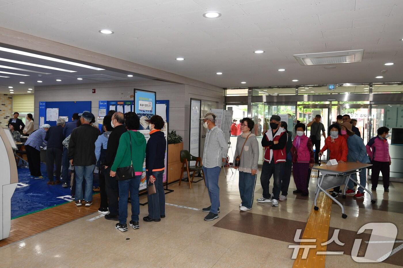 제21대 대통령 선거일인 3일 유권자들이 경북 포항시 죽도동 포항고용복지센터에 마련된 투표소에서 줄을 서서 기다리고 있다. 2025.6.3/뉴스1 ⓒ News1 최창호 기자
