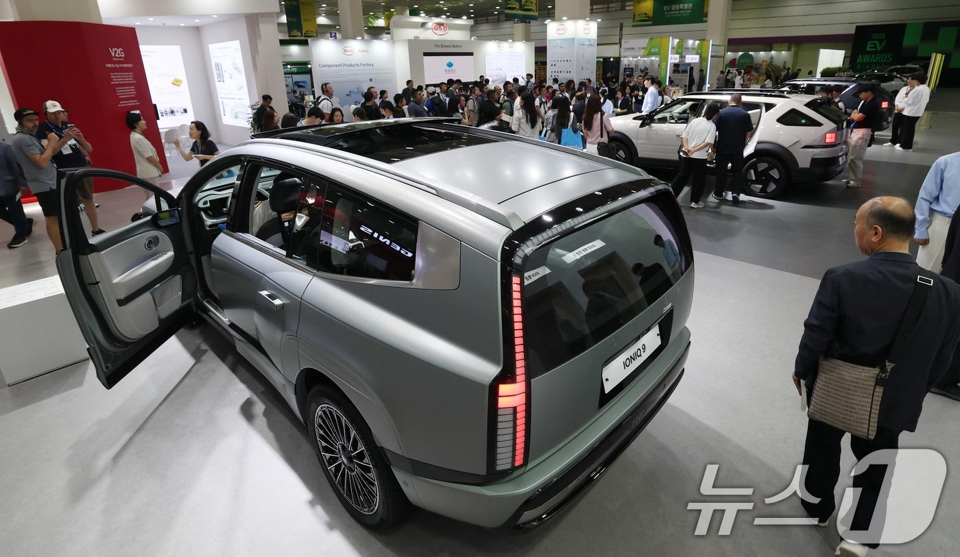 3일 오전 서울 강남구 코엑스에서 열린 &#39;EV트렌드코리아 2025&#39;에서 방문객들이 현대자동차의 전동화 플래그십 SUV &#39;아이오닉 9&#39;을 살펴보고 있다. . 2025.6.3/뉴스1 ⓒ News1 오대일 기자