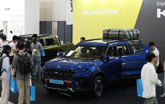 본문 이미지 - 서울 강남구 코엑스에서 열린 'EV트렌드코리아 2025'에서 KGM 부스를 찾은 방문객들이 국내 최초 전기 픽업 무쏘EV를 살펴보고 있다. 국내 대표 전기차 전시회 'EV트렌드코리아 2025'는 오는 5일까지 사흘간 참가기업 95개 사, 451개 부스의 역대 최대 규모로 코엑스 A홀에서 개최된다. 2025.6.3 ⓒ 뉴스1 오대일 기자