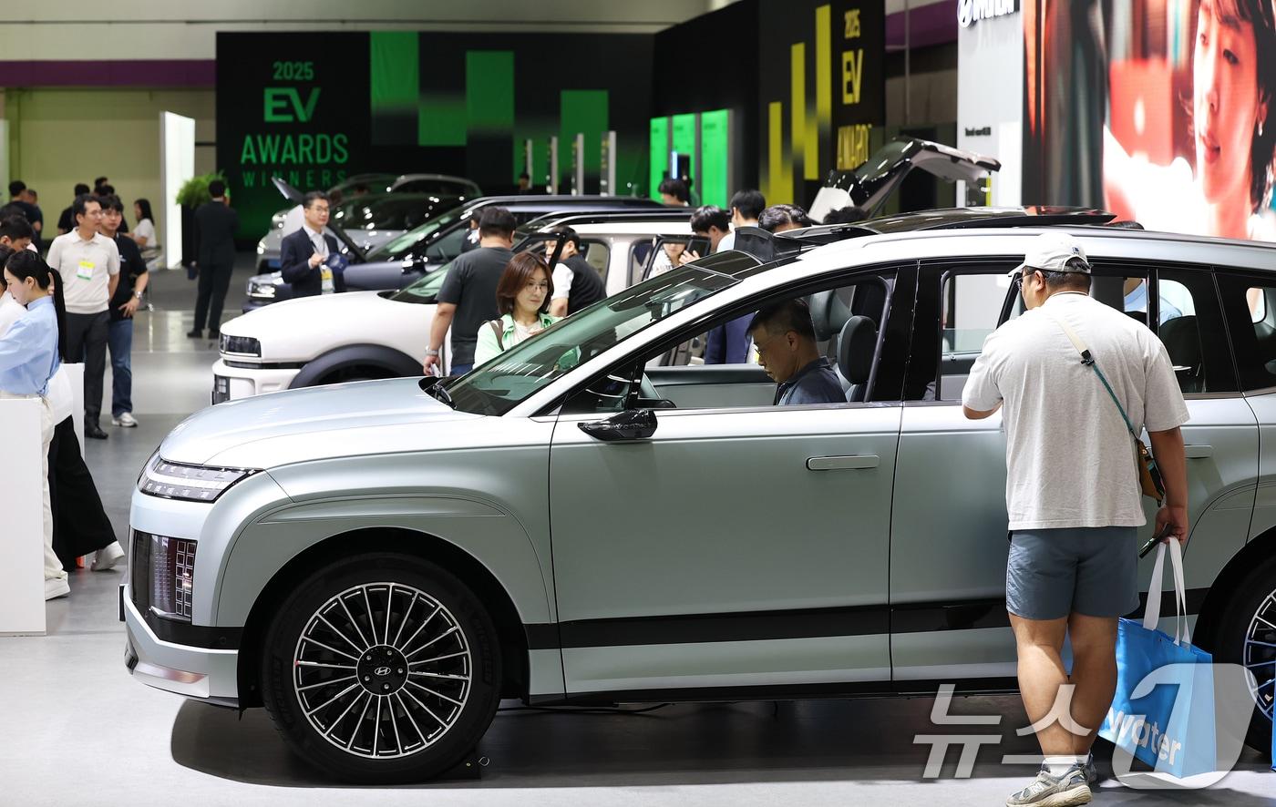 3일 오전 서울 강남구 코엑스에서 열린 'EV트렌드코리아 2025'에서 방문객들이 현대자동차 '아이오닉 9'과 '디 올 뉴 넥쏘' 등 전시 차량을 살펴보고 있다. 국내 대표 전기차 전시회 'EV트렌드코리아 2025'는 오는 5일까지 사흘간 참가기업 95개 사, 451개 부스의 역대 최대 규모로 코엑스 A홀에서 개최된다. 2025.6.3/뉴스1 ⓒ News1 오대일 기자