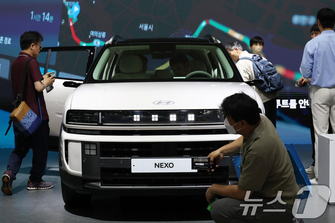 3일 오전 서울 강남구 코엑스에서 열린 &#39;EV트렌드코리아 2025&#39;에서 방문객들이 7년 만에 새롭게 공개된 현대차 &#39;디 올 뉴 넥쏘&#39;를 살펴보고 있다.  2025.6.3/뉴스1 ⓒ News1 오대일 기자