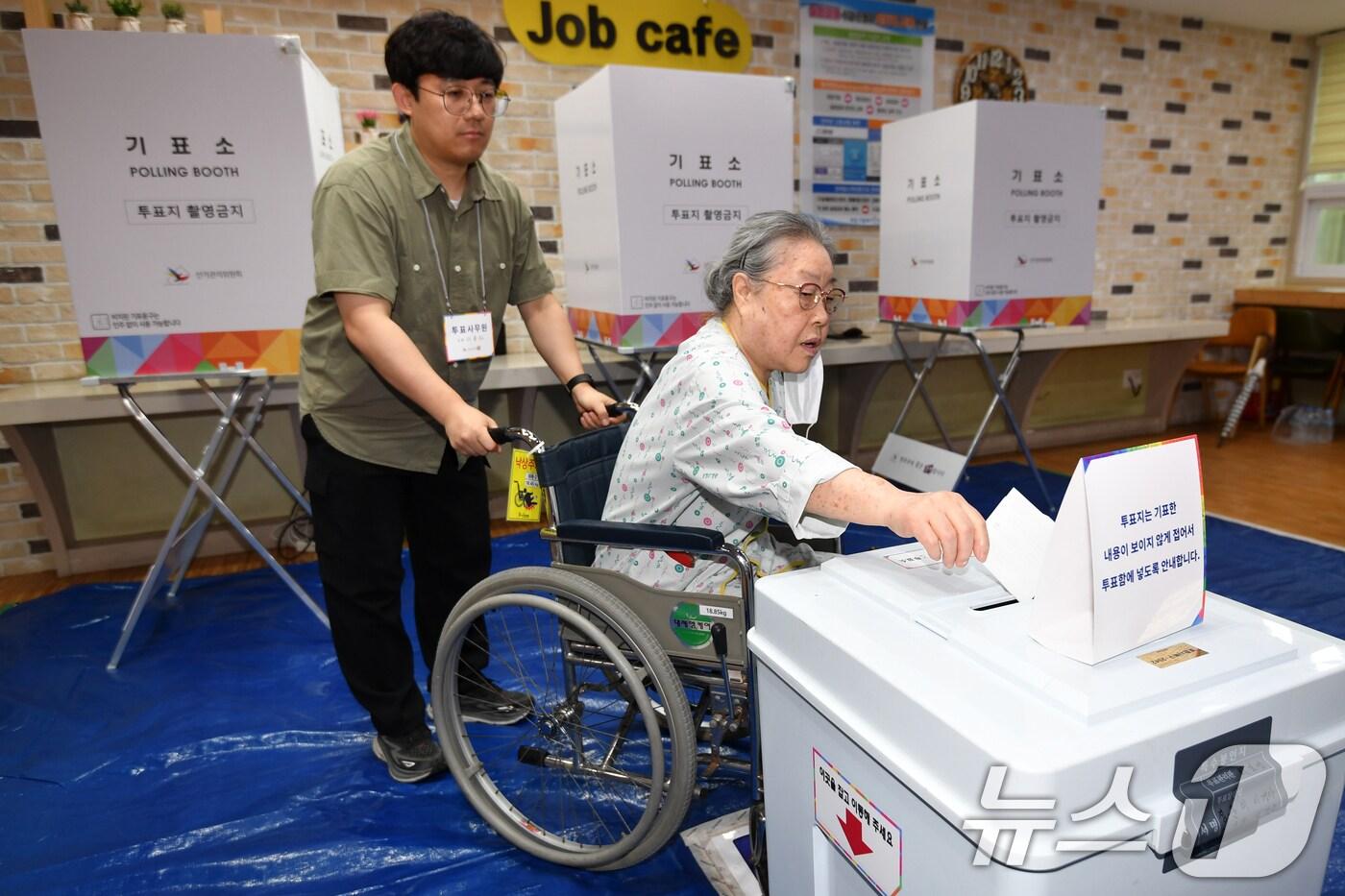 제21대 대통령 선거일인 3일 경북 포항시 북구 죽도동 포항고용복지센터에 마련된 투표소에서 요양병원에 입원 중이던 이 모(74)씨가 투표사무원의 도움을 받아 소중한 한표를 행사하고 있다.  2025.6.3/뉴스1 ⓒ News1 최창호 기자