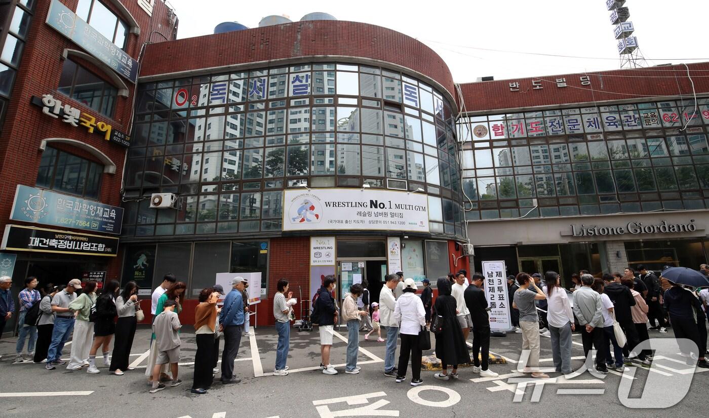 제21대 대통령 선거일인 3일 부산 수영구 레슬링넘버원 멀티짐에 마련된 남천제2동 제3투표소에서 유권자들이 투표를 하기 위해 줄을 서 있다. 2025.6.3/뉴스1 ⓒ News1 윤일지 기자