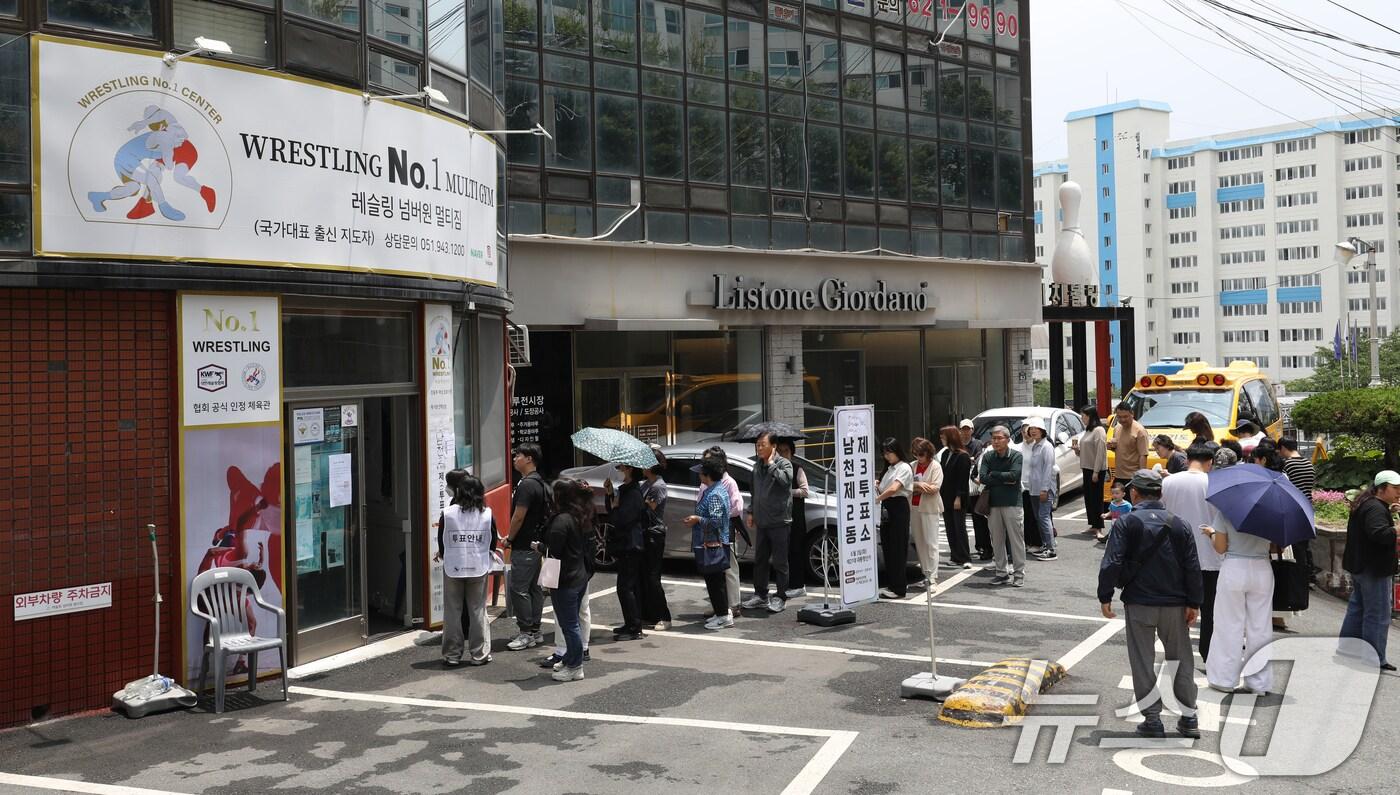 제21대 대통령 선거일인 3일 부산 수영구 레슬링넘버원 멀티짐에 마련된 남천제2동 제3투표소에서 유권자들이 투표를 하기 위해 줄을 서 있다. 2025.6.3/뉴스1 ⓒ News1 윤일지 기자