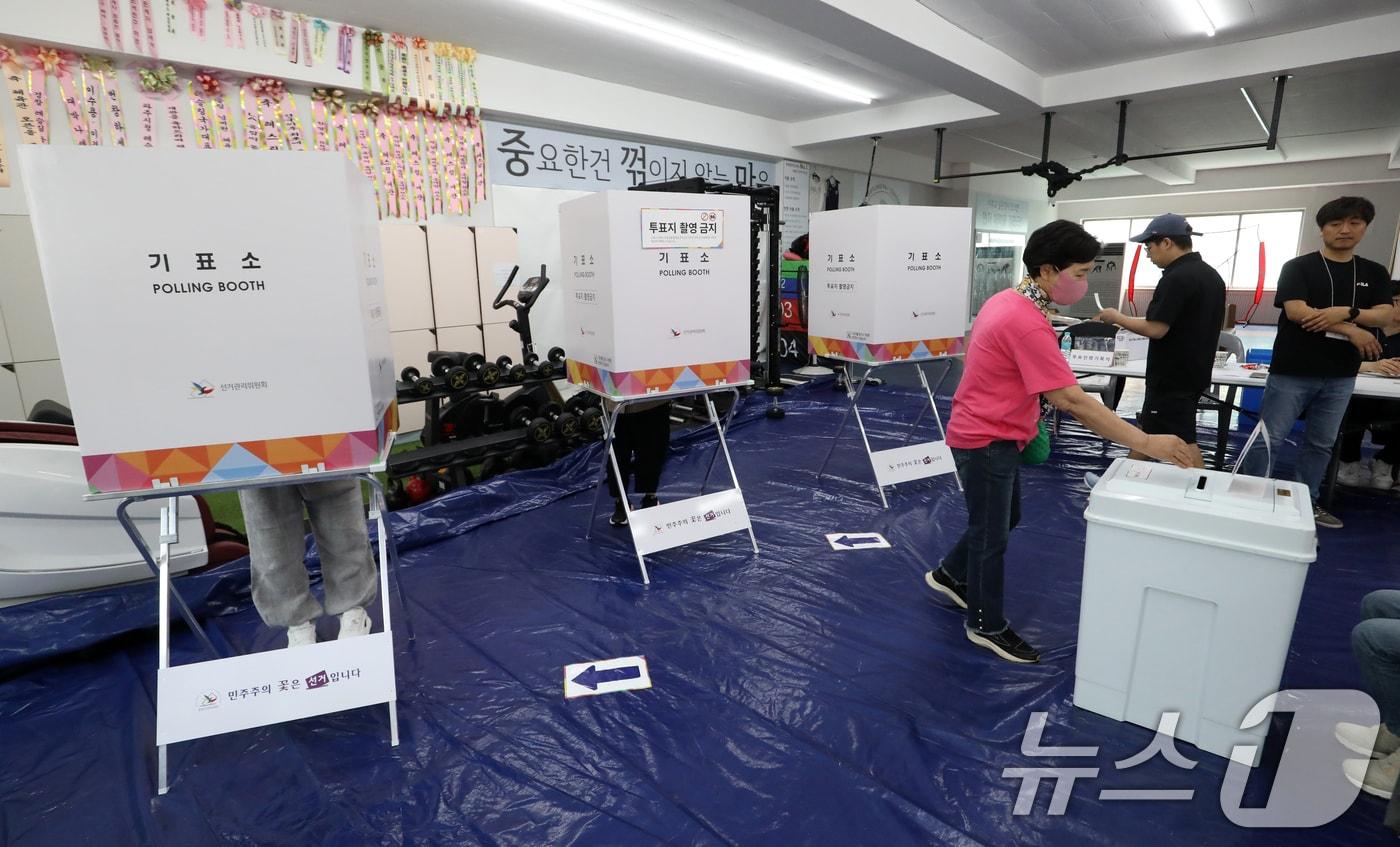 제21대 대통령 선거일인 3일 부산 수영구 레슬링넘버원 멀티짐에 마련된 남천제2동 제3투표소에서 유권자들이 투표를 하고 있다. 2025.6.3/뉴스1 ⓒ News1 윤일지 기자