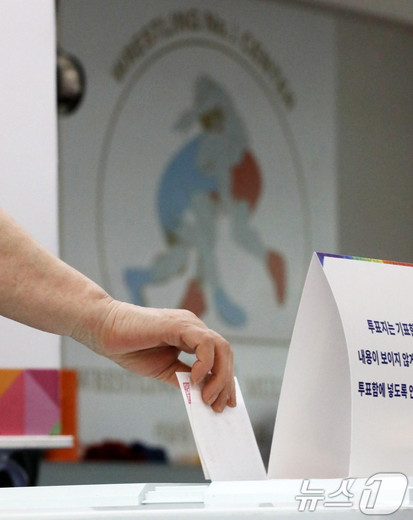 본문 이미지 - 제21대 대통령 선거일인 3일 부산 수영구 레슬링넘버원 멀티짐에 마련된 남천제2동 제3투표소에서 유권자가 투표를 하고 있다. 2025.6.3/뉴스1 ⓒ News1 윤일지 기자