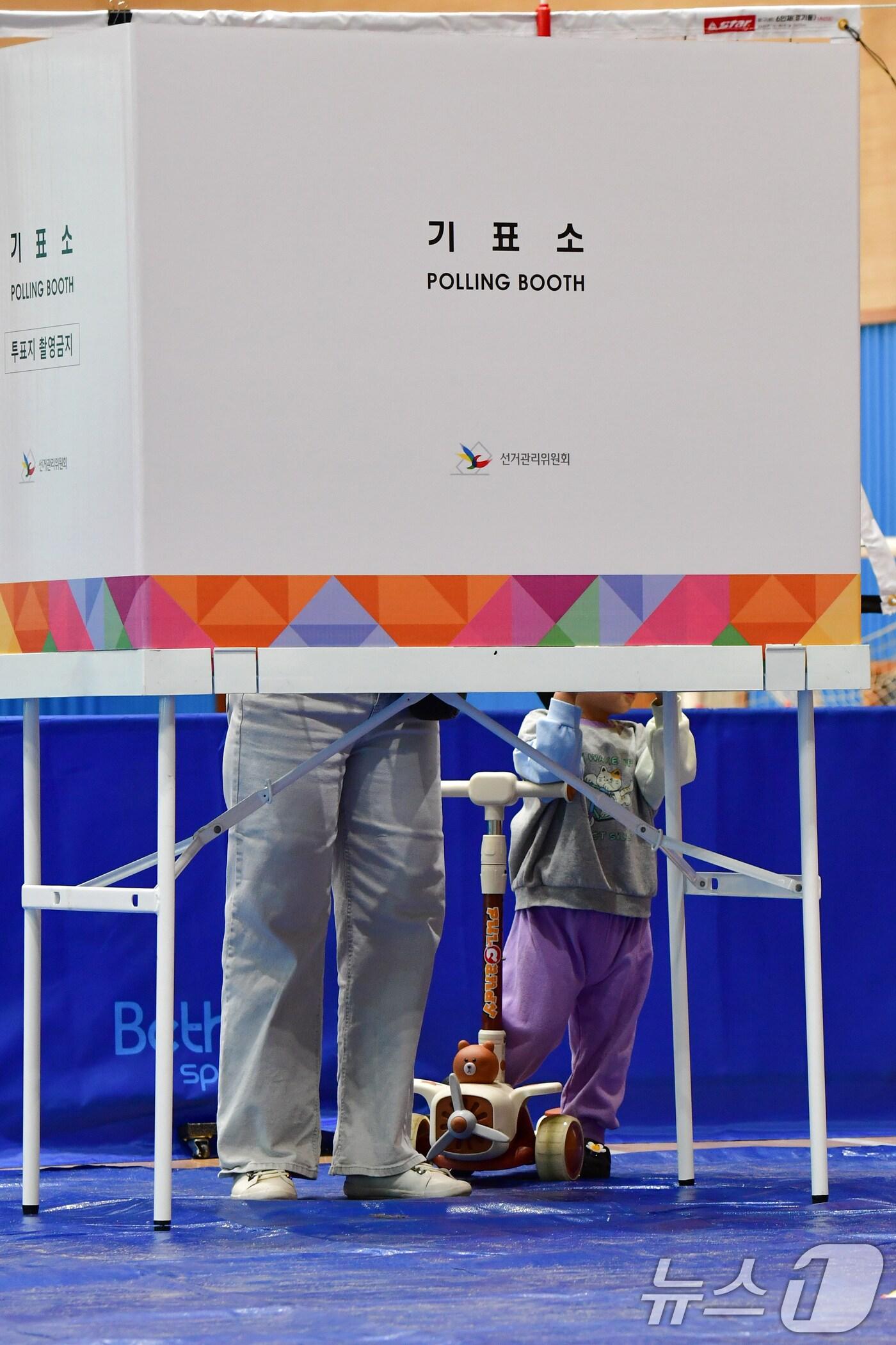 본문 이미지 - 제21대 대통령 선거일인 3일 경북 포항시 남구 오천읍 문덕초등학교에 마련된 투표소에서 어린이가 엄마의 투표 모습을 지켜보고 있다. 2025.6.3/뉴스1 ⓒ News1 최창호 기자