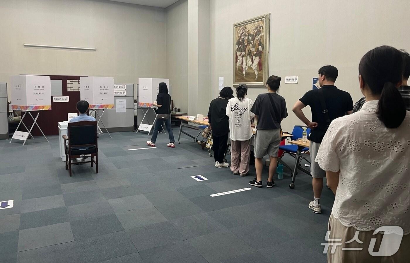 3일 낮 12시쯤 부산시청에 마련된 연제구 연산5동 제4투표소에서 유권자들이 신분 확인을 위해 줄을 서 기다리고 있다.