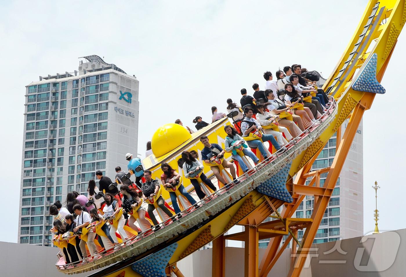 제21대 대통령 선거 투표일인 3일 서울 송파구 롯데월드에서 투표를 마친 시민들이 휴일을 즐기고 있다. 2025.6.3/뉴스1 ⓒ News1 김진환 기자