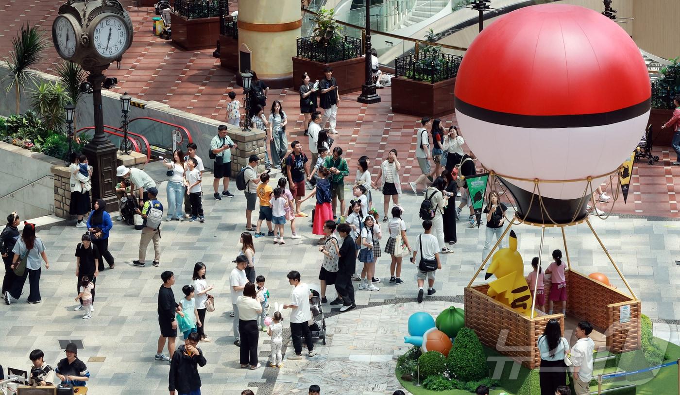 제21대 대통령 선거 투표일인 3일 서울 송파구 롯데월드에서 투표를 마친 시민들이 휴일을 즐기고 있다. 2025.6.3/뉴스1 ⓒ News1 김진환 기자