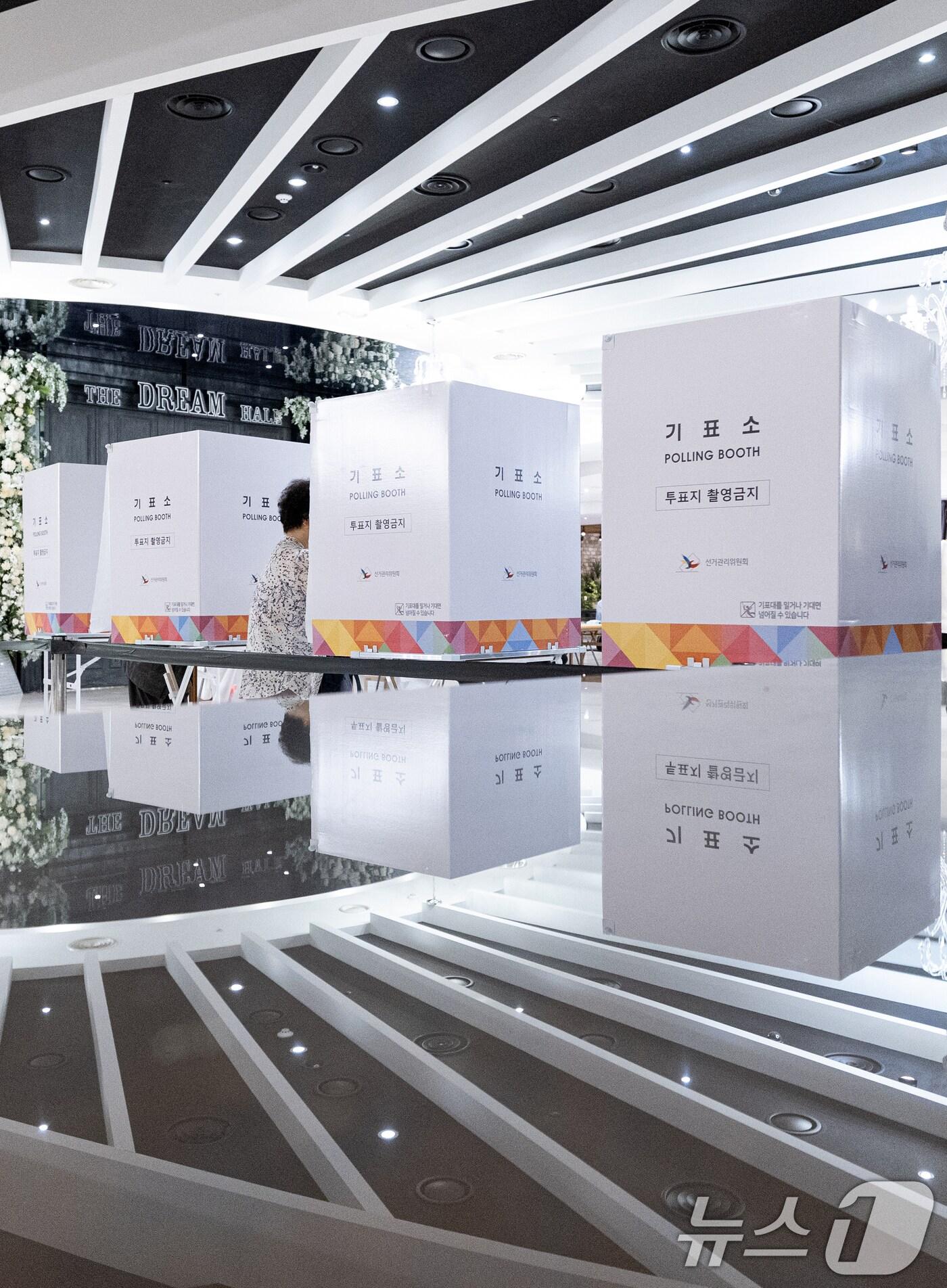 본문 이미지 - 제21대 대통령 선거일인 3일 서울 구로구의 한 웨딩홀에 마련된 구로5동 제1투표소에서 유권자들이 투표하고 있다. 2025.6.3/뉴스1 ⓒ News1 이승배 기자