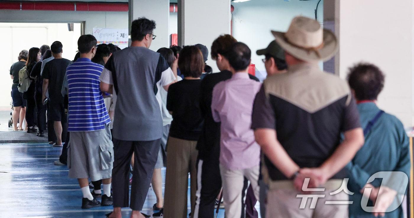 제21대 대통령 선거가 열린 지난 6월 3일 서울 서대문구에 위치한 한 아파트에 마련된 남가좌제2동 제5투표소를 찾은 유권자들이 투표를 하기 위해 줄 지어 있다. 2025.6.3/뉴스1 ⓒ News1 김성진 기자