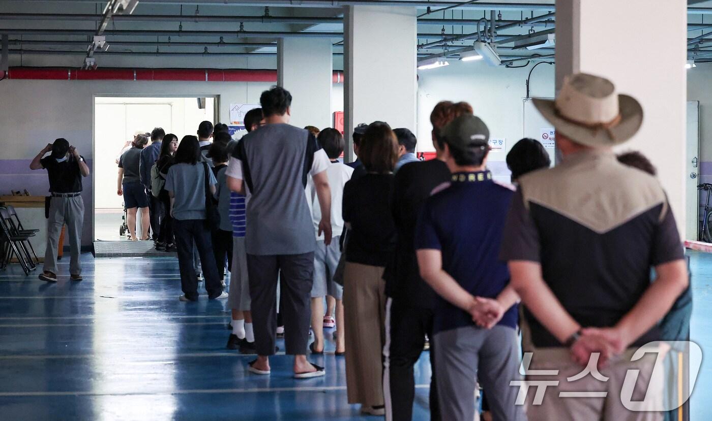 제21대 대통령 선거일인 3일 서울 서대문구에 위치한 한 아파트에 마련된 남가좌 제2동 제5투표소를 찾은 유권자들이 투표를 하기 위해 줄 지어 있다. 2025.6.3/뉴스1 ⓒ News1 김성진 기자