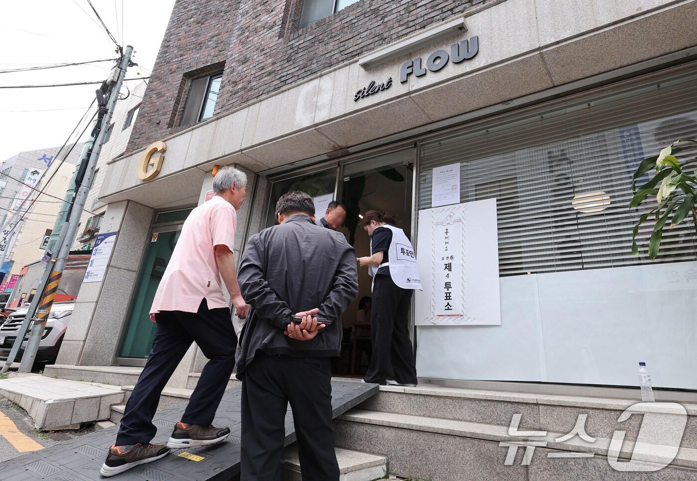 제21대 대통령 선거일인 3일 서울 서대문구에 위치한 한 카페에 마련된 홍제제1동 제4투표소를 찾은 유권자들이 투표를 하기 위해 입장하고 있다. 2025.6.3/뉴스1 ⓒ News1 김성진 기자