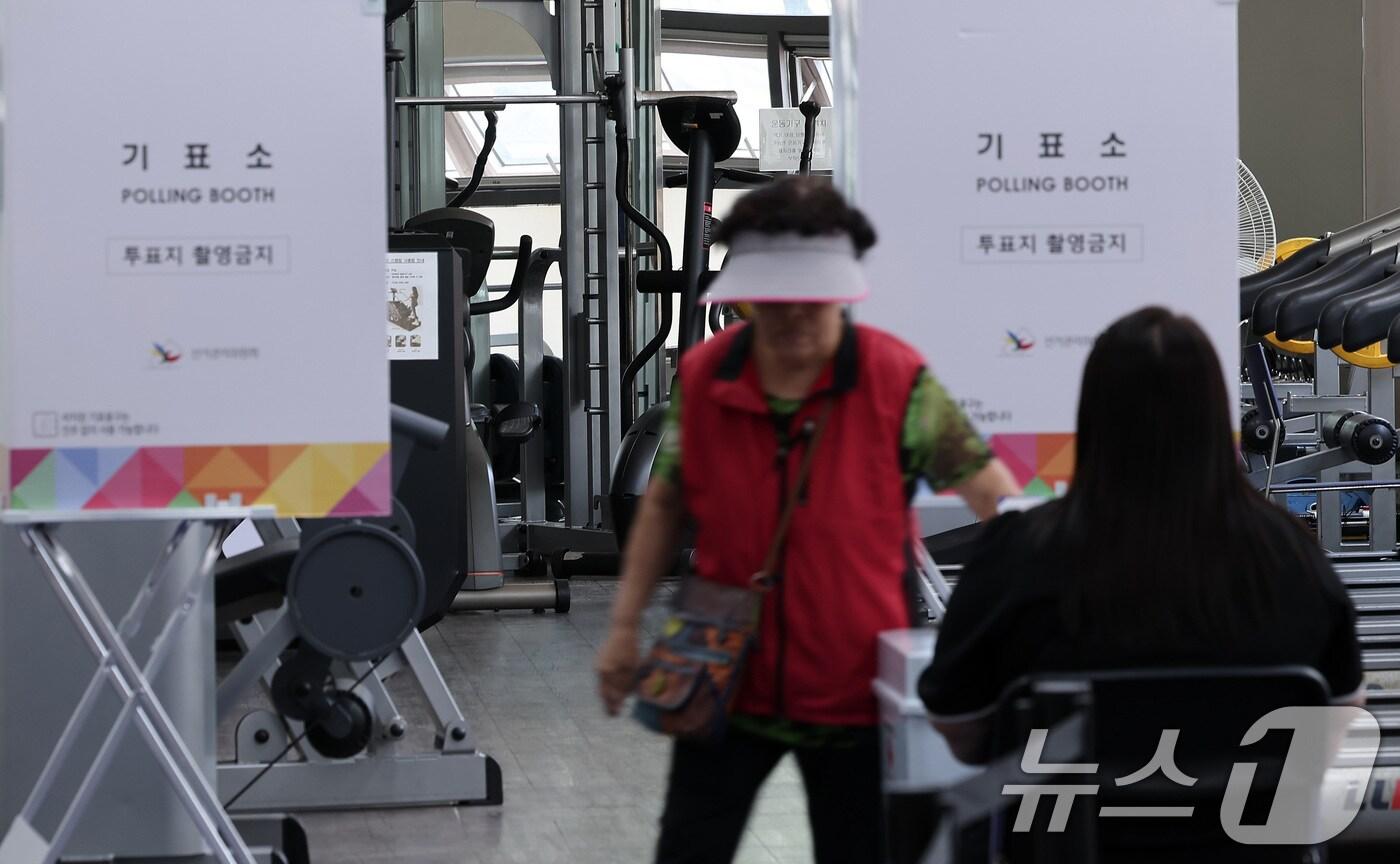제21대 대통령 선거일인 3일 서울 서대문구에 위치한 한 아파트에 마련된 북가좌제2동 제4투표소를 찾은 유권자들이 투표하고 있다. 2025.6.3/뉴스1 ⓒ News1 김성진 기자