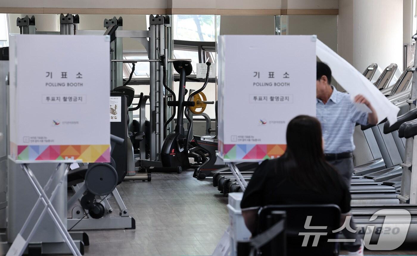 제21대 대통령 선거일인 3일 서울 서대문구에 위치한 한 아파트에 마련된 북가좌제2동 제4투표소를 찾은 유권자들이 투표하고 있다. 2025.6.3/뉴스1 ⓒ News1 김성진 기자