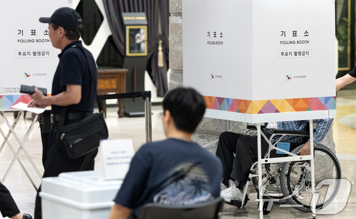 제21대 대통령 선거일인 3일 서울 구로구의 한 웨딩홀에 마련된 구로5동 제1투표소에서 유권자들이 투표하고 있다. 2025.6.3/뉴스1 ⓒ News1 이승배 기자