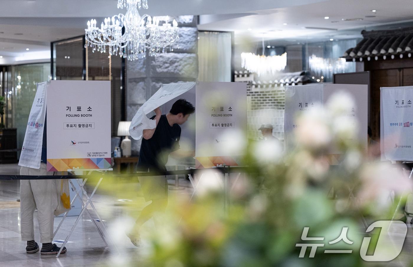 제21대 대통령 선거일인 3일 서울 구로구의 한 웨딩홀에 마련된 구로5동 제1투표소에서 유권자들이 투표하고 있다. 2025.6.3/뉴스1 ⓒ News1 이승배 기자