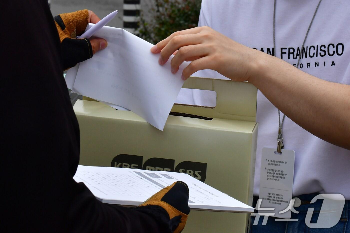 제21대 대통령 선거일인 3일경북 포항시 죽도동 포항고용복지센터에 마련된 투표소 앞에서 출구조사가 진행되고 있다. 2025.6.3/뉴스1 ⓒ News1 최창호 기자