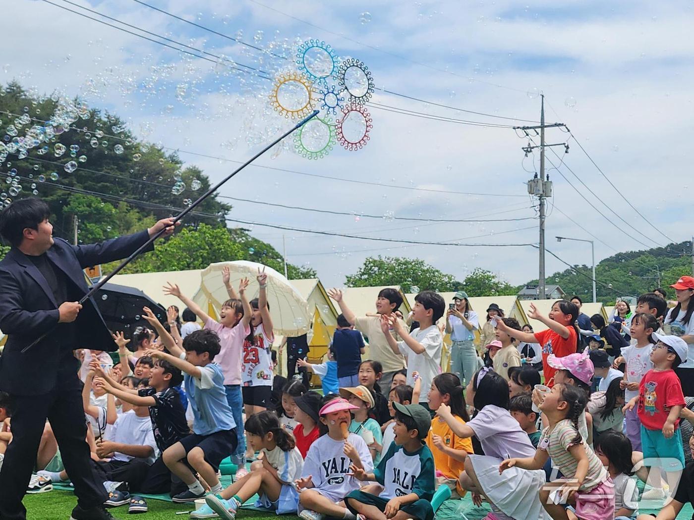 본문 이미지 - 고려아연이 지난달 17일 울산 울주군 삼동면의 대형 어린이 놀이시설을 대관해 '폭싹 모였수다!' 행사를 진행했다. 이날 행사에는 온산제련소 임직원과 가족 400여 명이 참가했다.(고려아연 제공)