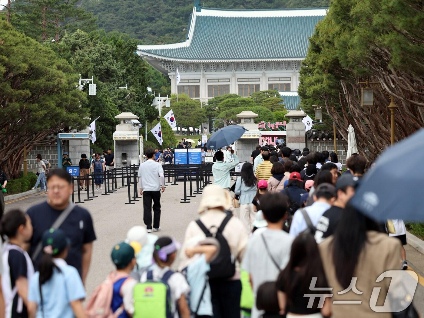 본문 이미지 - 제21대 대통령 선거 투표일인 3일 서울 종로구 청와대에서 관람객들이 입장을 위해 줄을 서 있다. 2025.6.3/뉴스1 ⓒ News1 황기선 기자