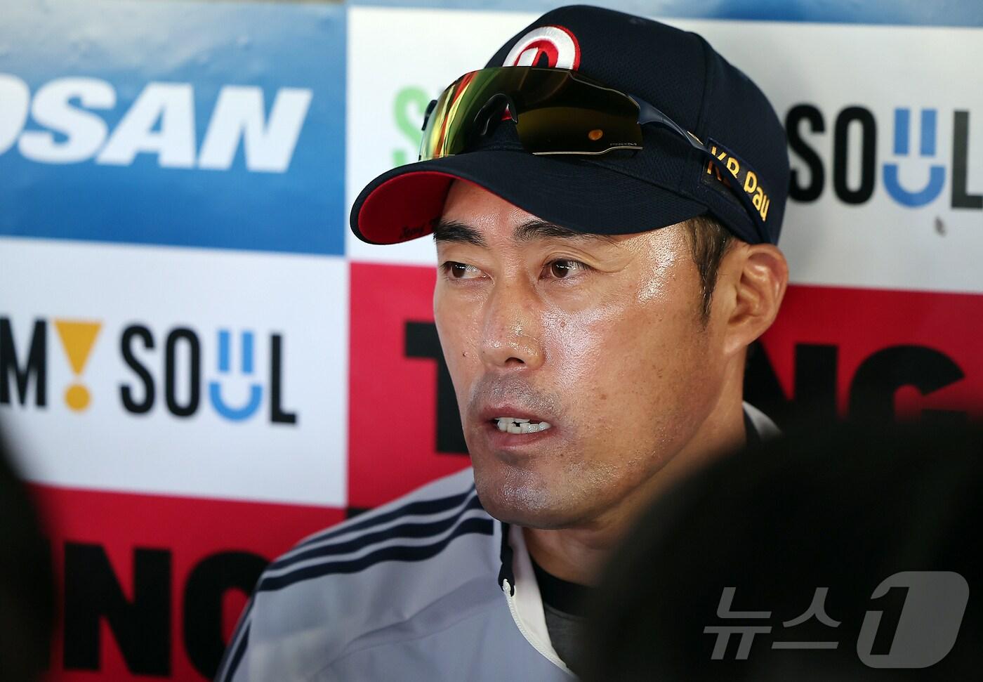 조성환 두산 베어스 감독대행이 3일 오후 서울 송파구 잠실야구장에서 열리는 프로야구 &#39;2025 신한 SOL뱅크 KBO 리그&#39; KIA 타이거즈와의 경기를 앞두고 취재진과 인터뷰를 하고 있다. 2025.6.3/뉴스1 ⓒ News1 김진환 기자