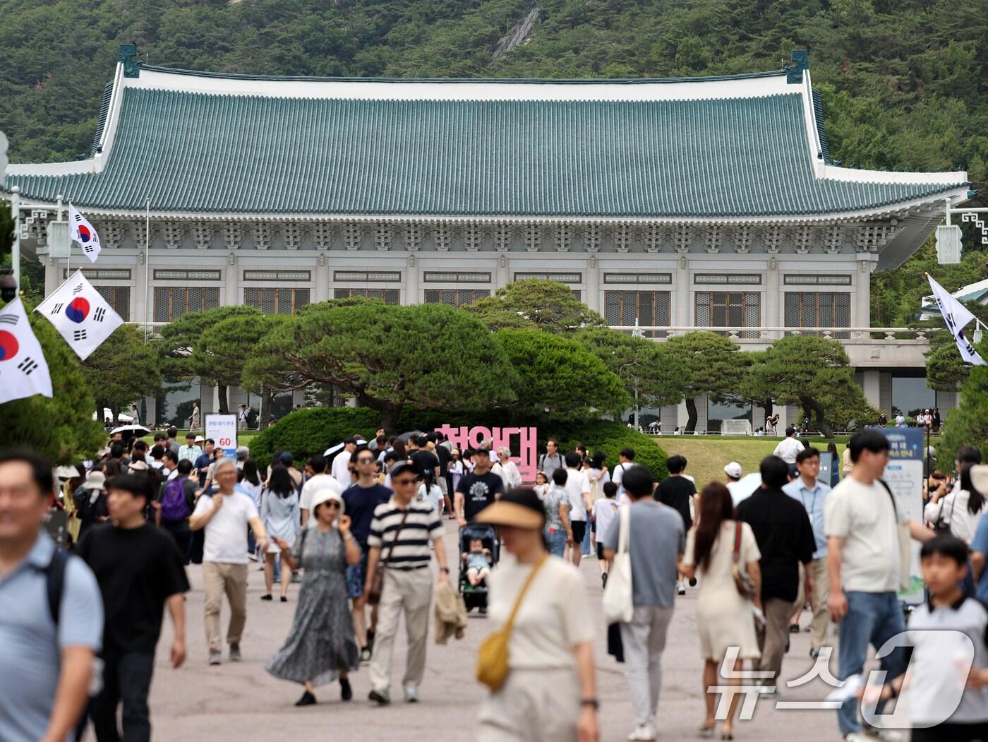 본문 이미지 - 제21대 대통령 선거 투표일인 3일 서울 종로구 청와대에서 관람객들이 경내를 둘러보고 있다. 2025.6.3/뉴스1 ⓒ News1 황기선 기자