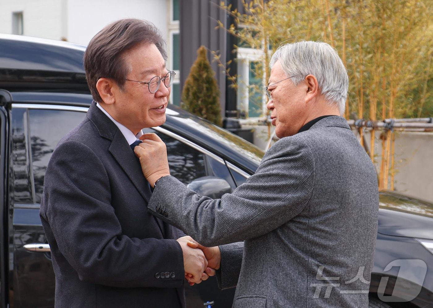 본문 이미지 - 2024년 2월 5일 문재인 전 대통령이 경남 양산 평산마을 사저를 찾은 이재명 더불어민주당 대표의 피습 부위를 살펴 보면서 위로하던 모습. (더불어민주당 제공) 2025.6.3 ⓒ 뉴스1 