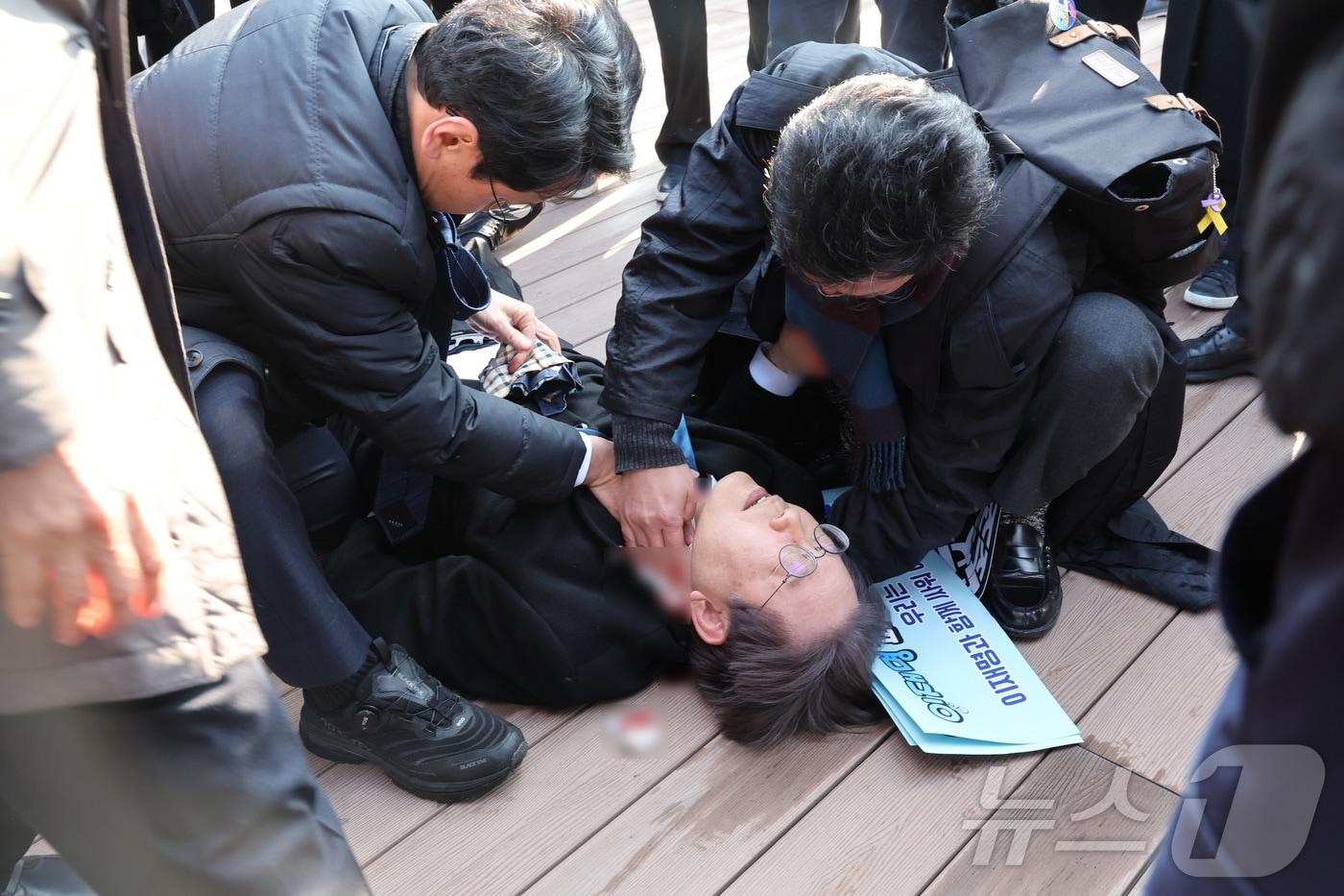 본문 이미지 - 이재명 더불어민주당 대통령 후보가 3일 제21대 대한민국 대통령에 당선됐다. 사진은 2023년 1월 2일 이재명 더불어민주당 대표가 부산 가덕도 대항전망대에서 60대 괴한에게 습격을 당한 뒤 쓰러진 모습. (부산일보 제공) 2025.6.3 ⓒ 뉴스1