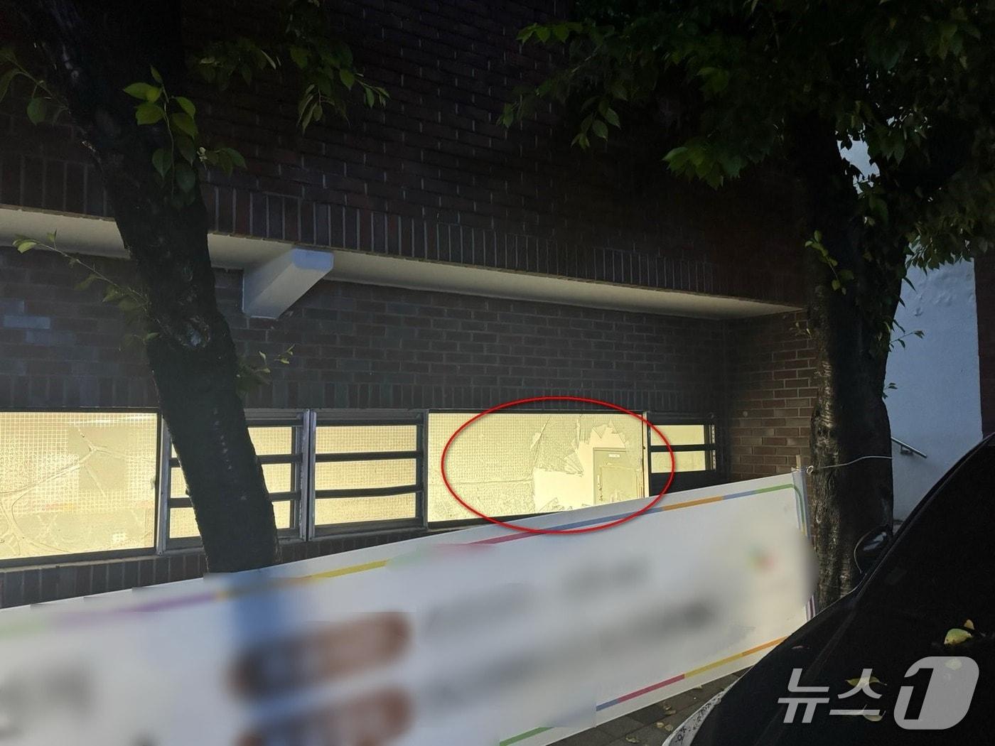 본문 이미지 - 3일 오전 부산 사상구 주례동 한 투표소의 유리창이 깨져있다.(사상경찰서 제공. 재판매 및 DB 금지)