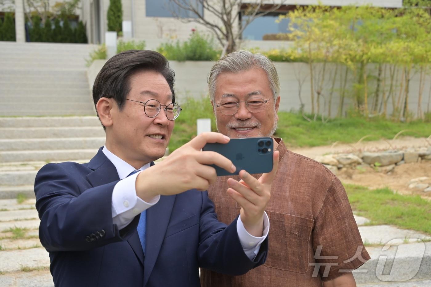 본문 이미지 - 지난 2022년 8월 29일 당시 이재명 더불어민주당 대표가 경남 양산시 하북면 평산마을에서 문재인 전 대통령과 만나 기념 촬영하던 모습.  (더불어민주당 제공) ⓒ 뉴스1