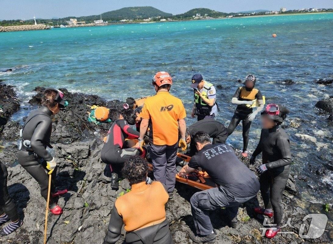 본문 이미지 - 3일 오전 10시 28분쯤 제주 서귀포시 성산읍 고성리 앞바다에서 해녀 익수 사고가 발생했다.(제주도소방안전본부 제공. 재판매 및 DB 금지)