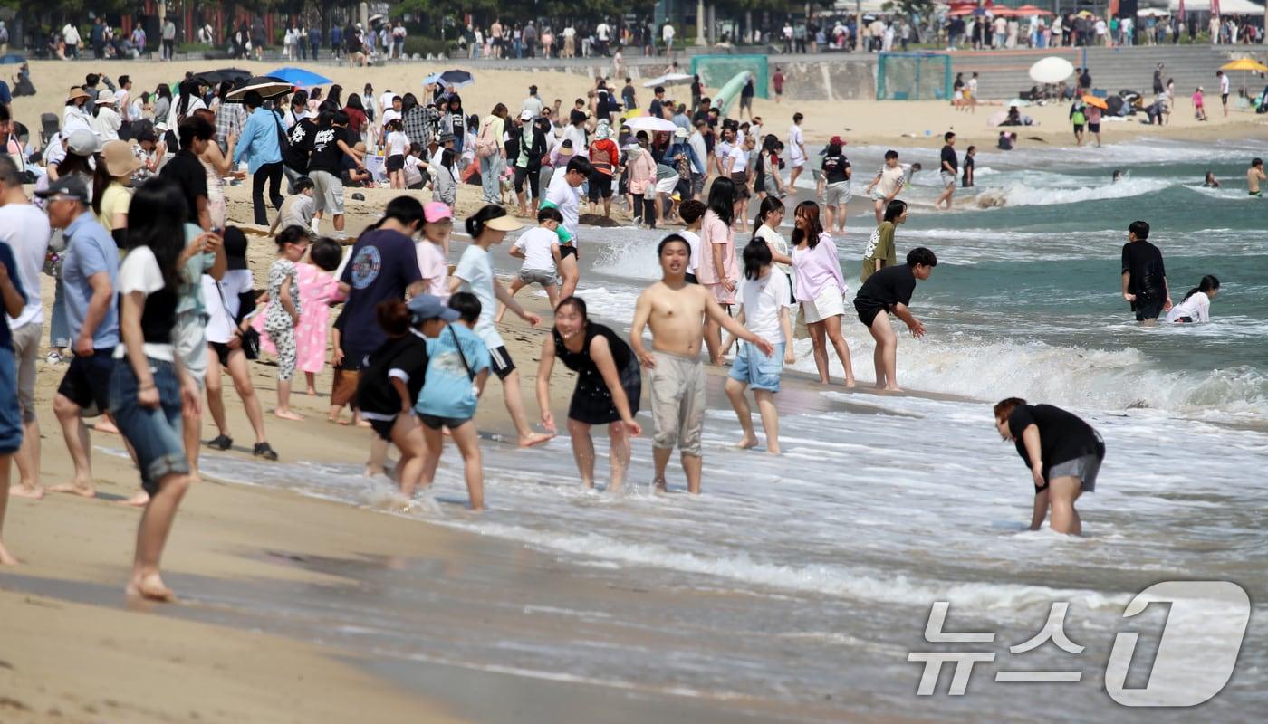 제21대 대통령 선거일이자 초여름 날씨를 보인 3일 오후 부산 해운대해수욕장을 찾은 시민, 관광객 등이 물놀이를 즐기며 더위를 식히고 있다. 2025.6.3/뉴스1 ⓒ News1 윤일지 기자