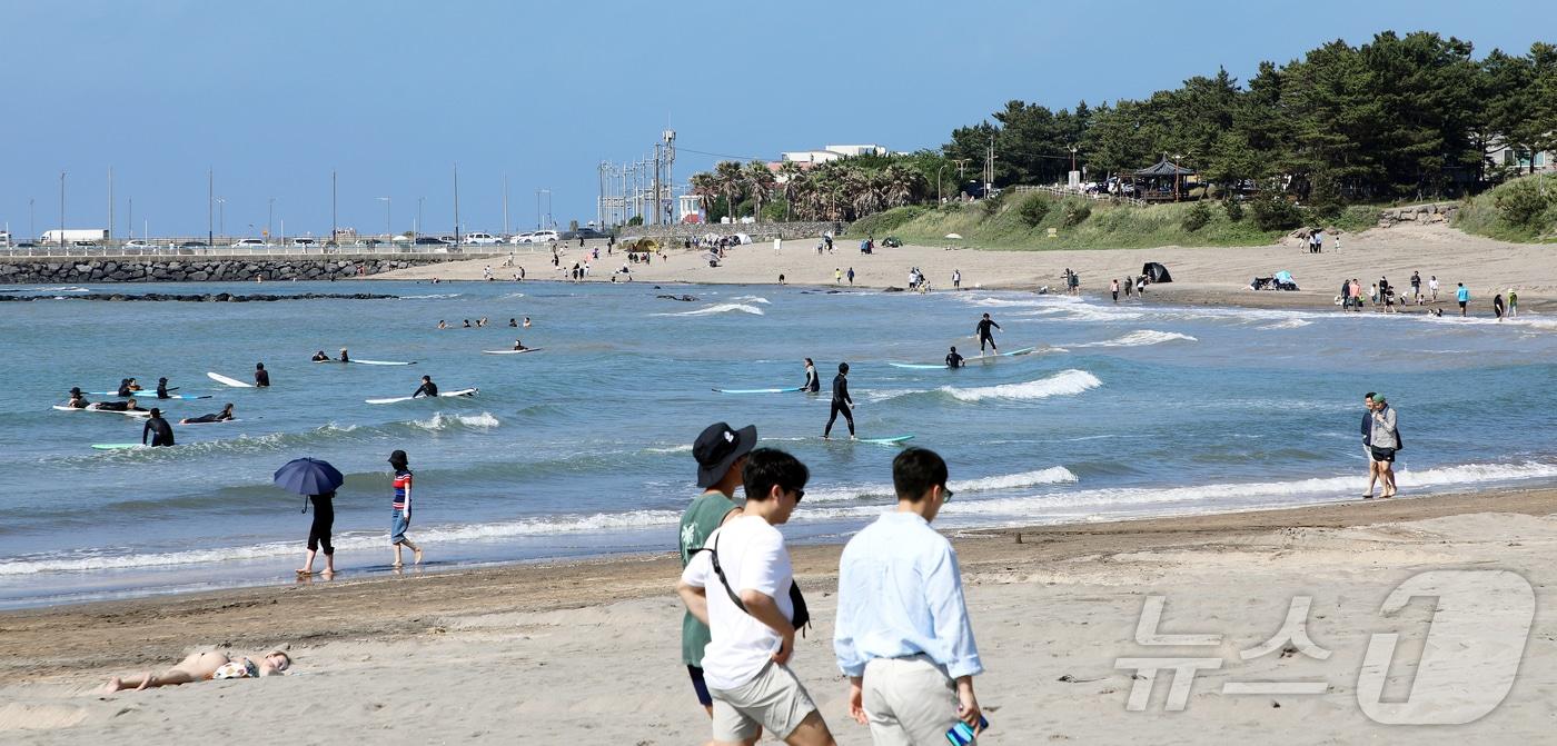 제21대 대통령 선거일인 3일 오후 제주시 이호테우해수욕장에서 나들이객들이 휴일을 즐기고 있다. 2025.6.3/뉴스1 ⓒ News1 오미란 기자